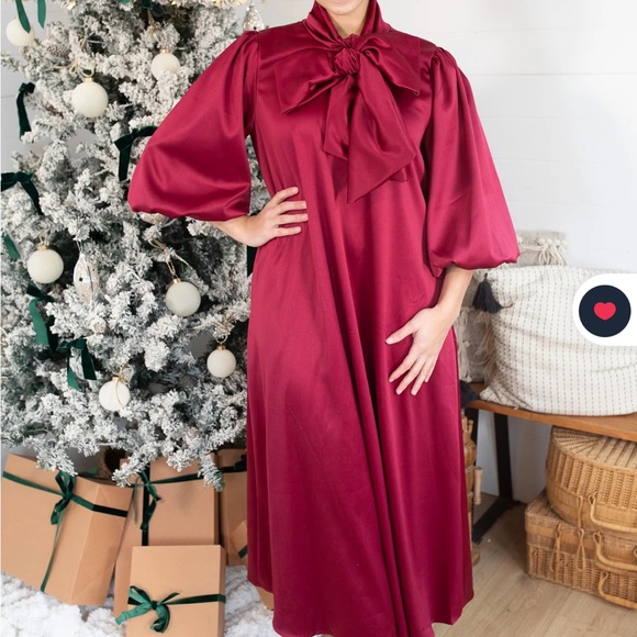 K & K Botique Dresses & Skirts - Elegant Red Midi Dress with Bow